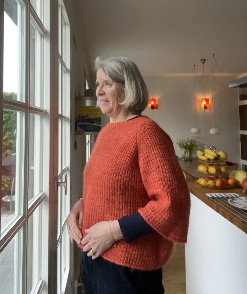 Karen fondatrice de LaineByKa avec un de ses modèles en teinture végétale
