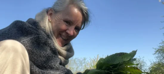 La cueillette de Karen pour la teinture naturelle